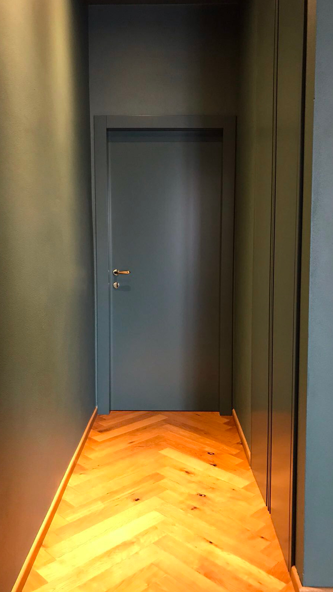 Porta in legno a battente in stile moderno