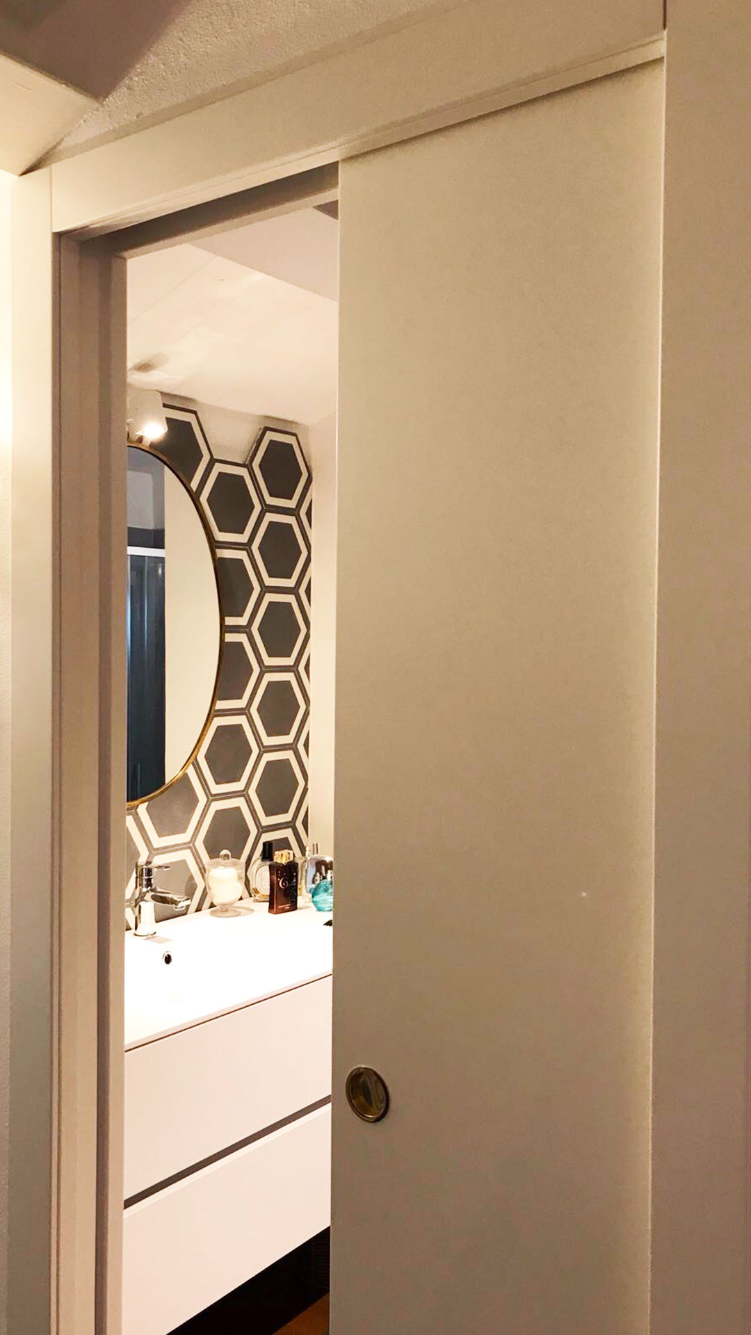 Porta in legno scorrevole in stile moderno