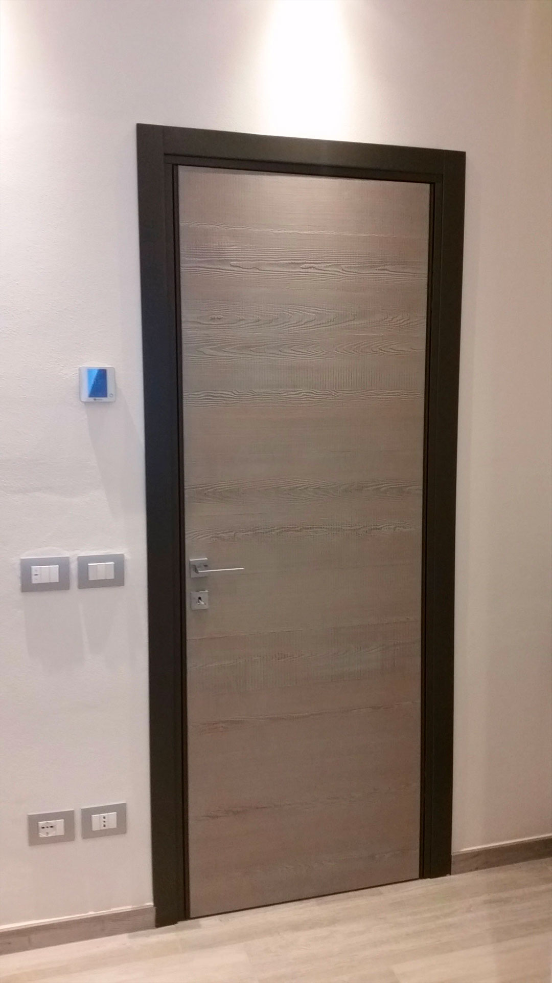 Ristrutturazione con porte in legno in stile industriale