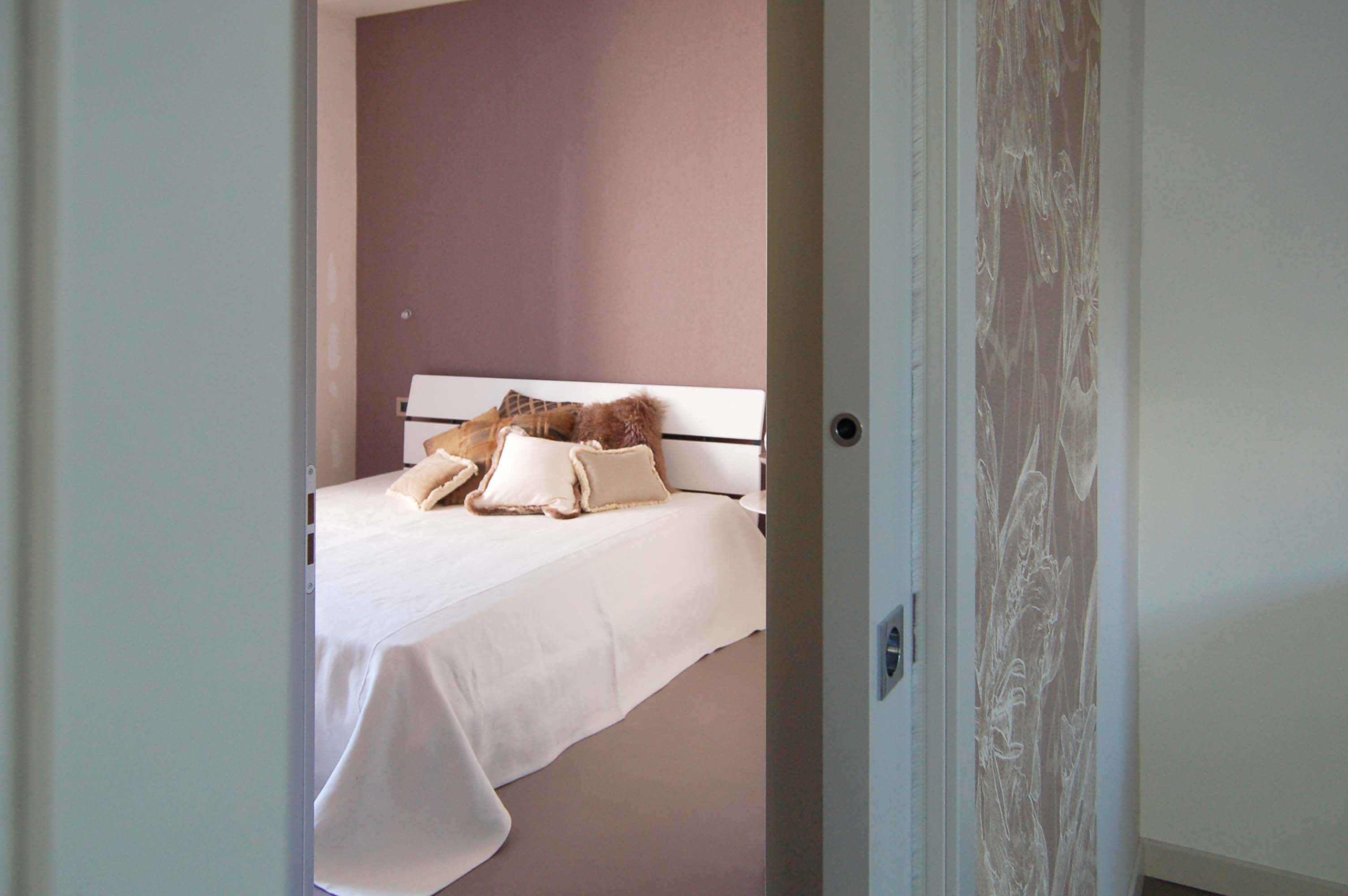 Porta in legno scorrevole in stile moderno