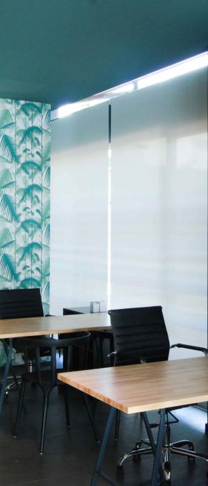 Porta in legno filo muro rivestita con carta da parati