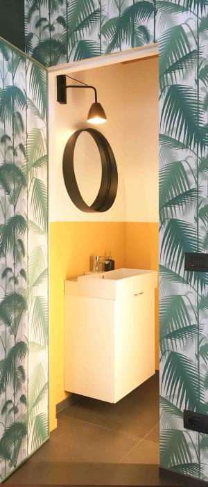 Porta in legno filo muro rivestita con carta da parati