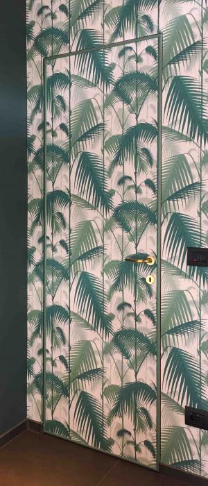 Porta in legno filo muro rivestita con carta da parati