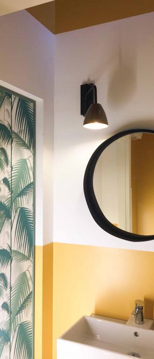 Porta in legno filo muro rivestita con carta da parati